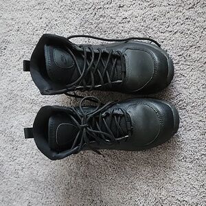 NIKE MANOA BOOTS BOYS SIZE 4